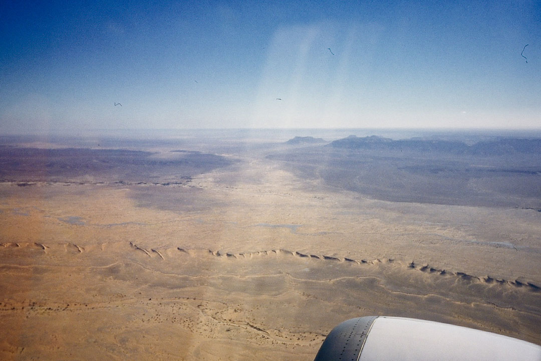 Survol de l'Adrar, au milieu du désert Mauritanien.